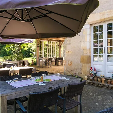 Castle In Chaleix With Pool And Views * Chalais (Dordogne)